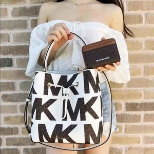 Bundle💕NWT Michael Kors Bucket bag & Cardcase
